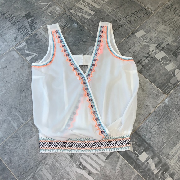 NWOT White Lulumari Blouse with Floral Pattern - Picture 2 of 6